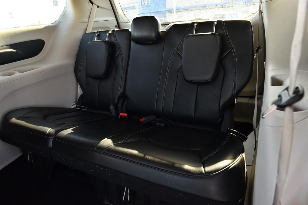 Chrysler Pacifica Vehicle Image 25