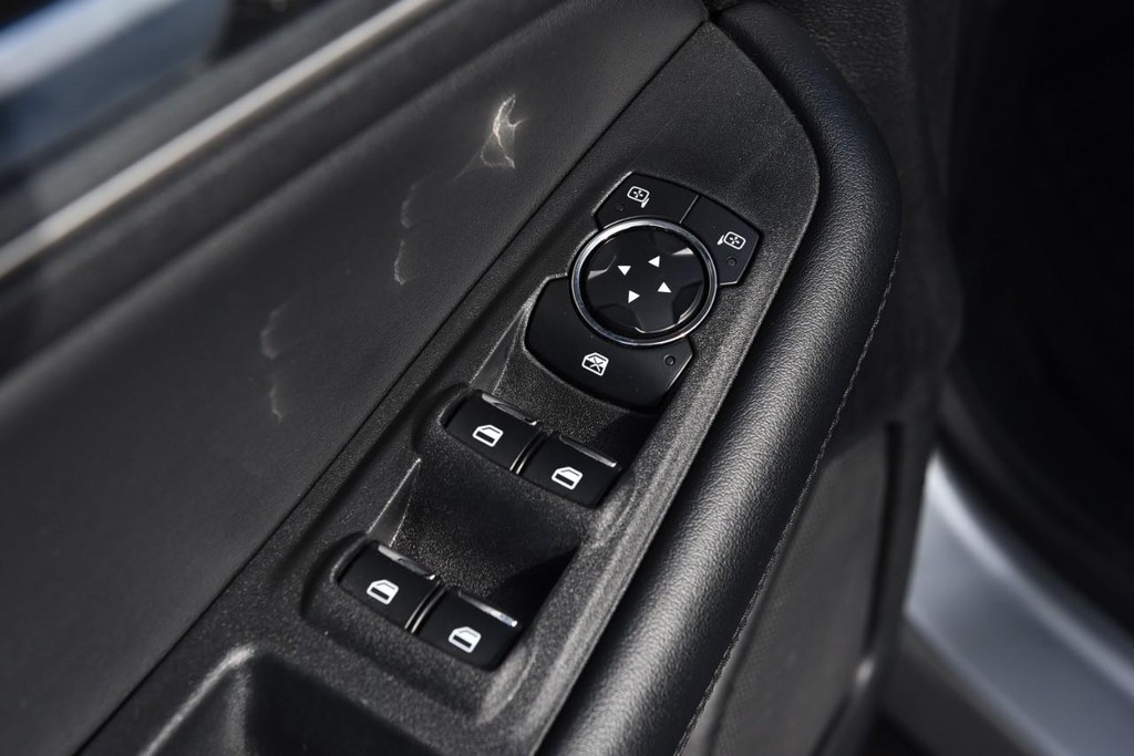 Ford Edge Vehicle Full-screen Gallery Image 8