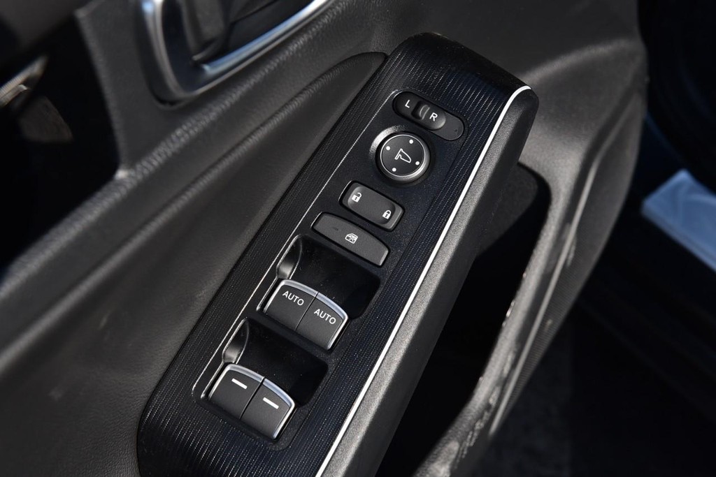 Honda Civic Hatchback Hybrid Vehicle Image 08