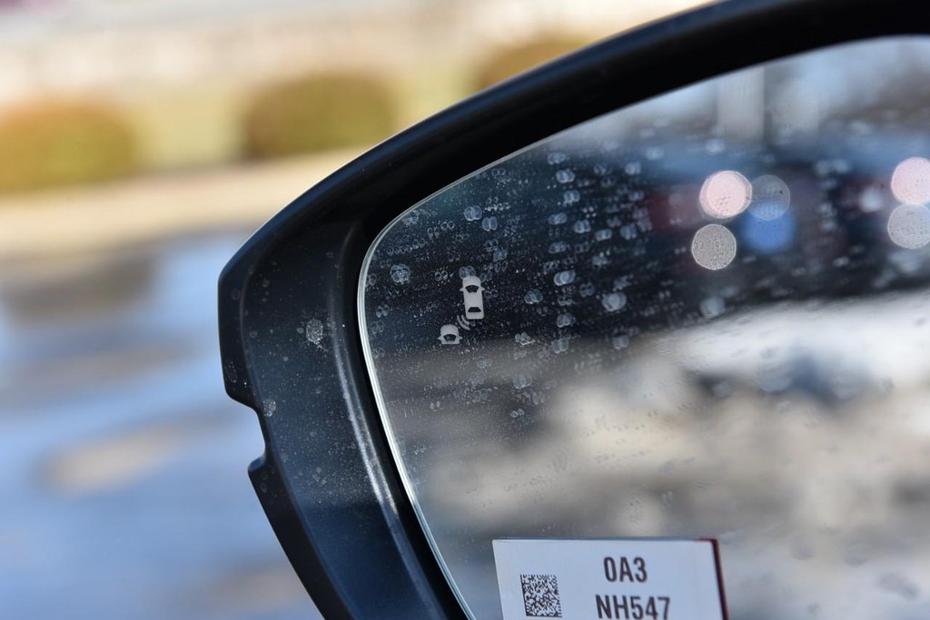 Honda Civic Hatchback Hybrid Vehicle Image 09