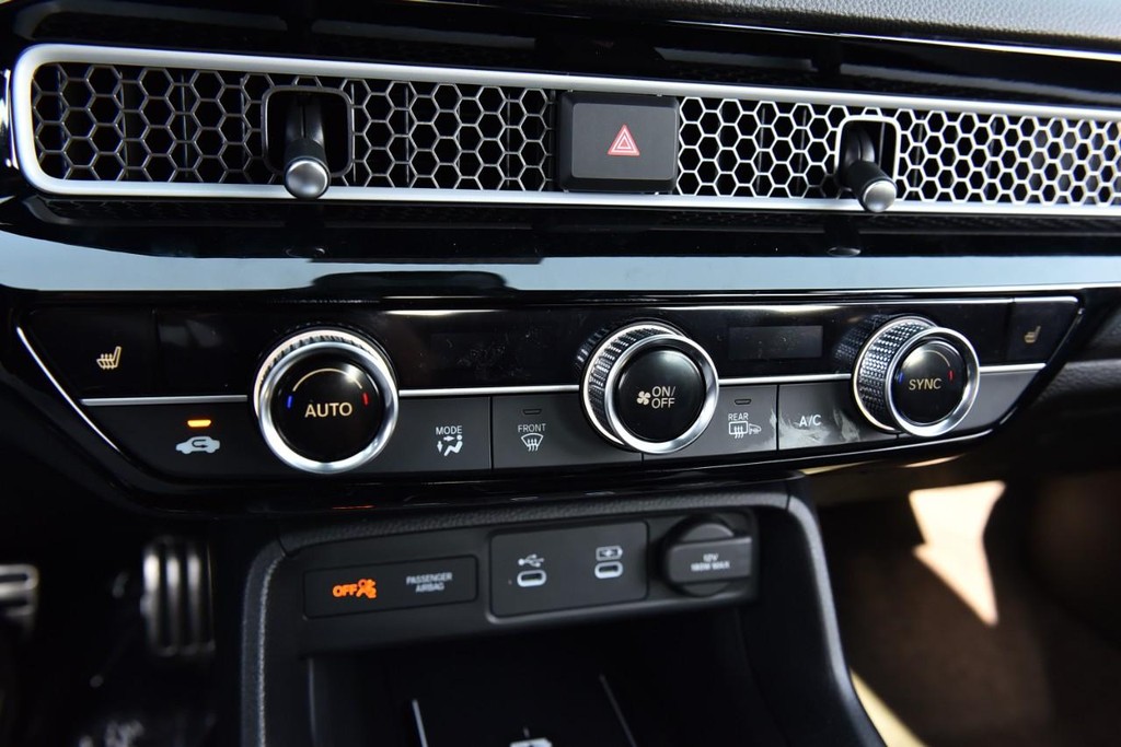 Honda Civic Hatchback Hybrid Vehicle Image 15