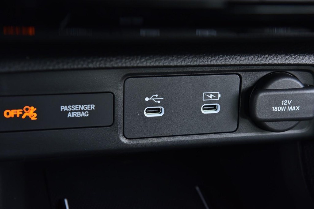 Honda Civic Hatchback Hybrid Vehicle Image 16