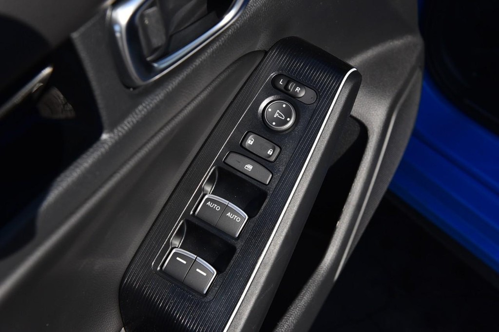 Honda Civic Hatchback Hybrid Vehicle Image 09