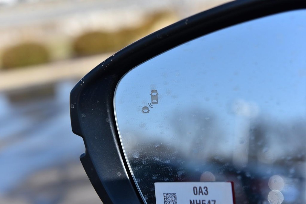 Honda Civic Hatchback Hybrid Vehicle Image 10