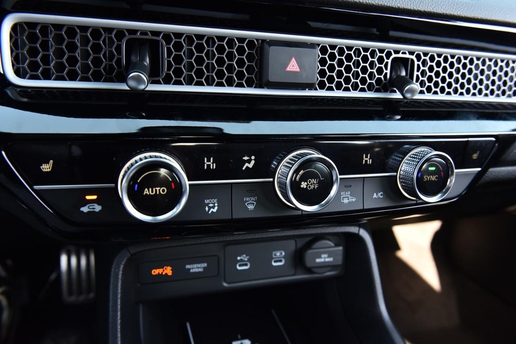 Honda Civic Hatchback Hybrid Vehicle Image 16