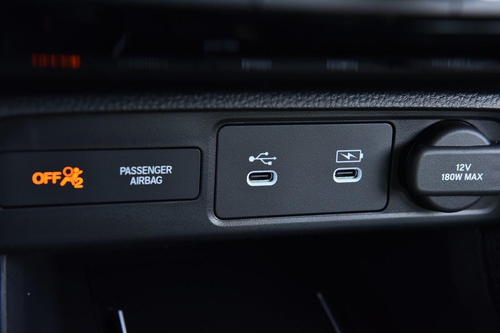 Honda Civic Hatchback Hybrid Vehicle Image 17