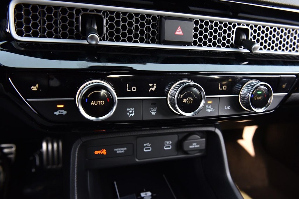 Honda Civic Hatchback Hybrid Vehicle Image 15