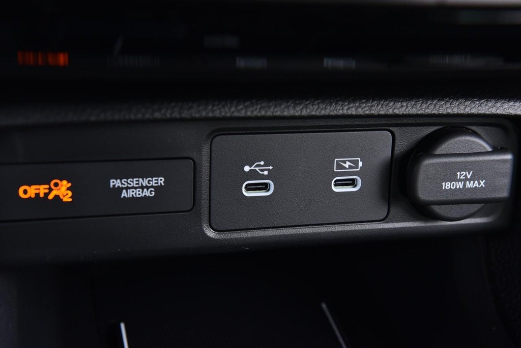 Honda Civic Hatchback Hybrid Vehicle Image 16