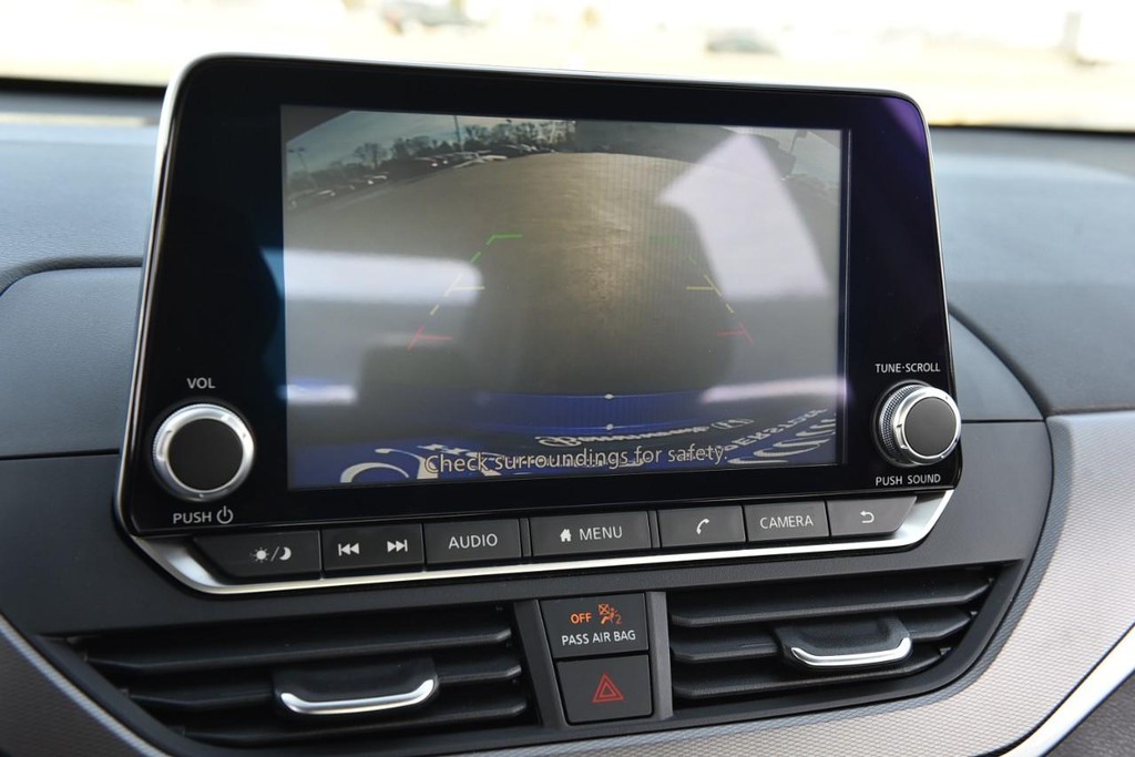 Nissan Altima Vehicle Image 12