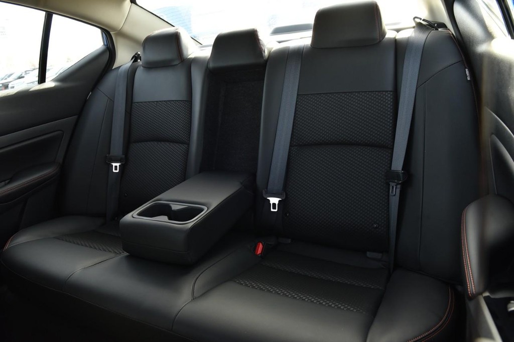 Nissan Altima Vehicle Image 20