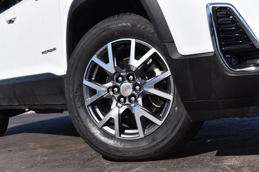 GMC Acadia Vehicle Full-screen Gallery Image 3