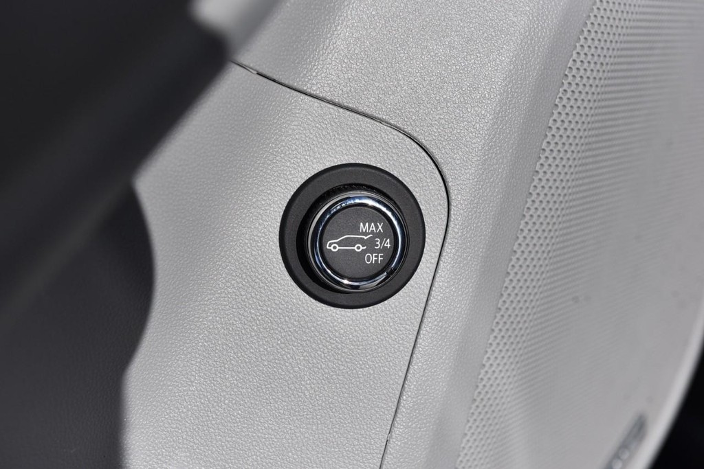 GMC Acadia Vehicle Full-screen Gallery Image 9