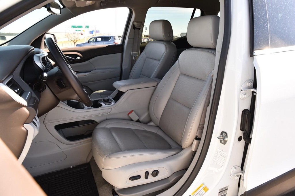 GMC Acadia Vehicle Full-screen Gallery Image 21