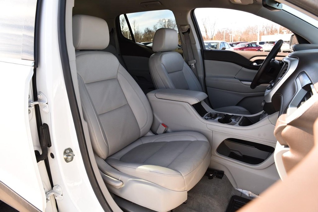 GMC Acadia Vehicle Full-screen Gallery Image 22
