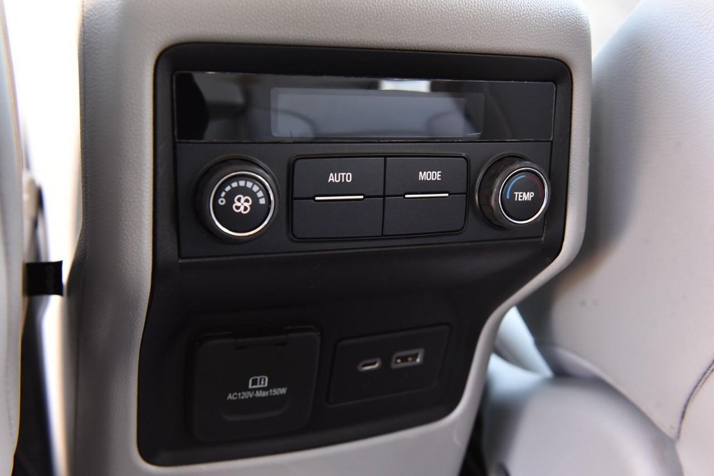 GMC Acadia Vehicle Full-screen Gallery Image 24