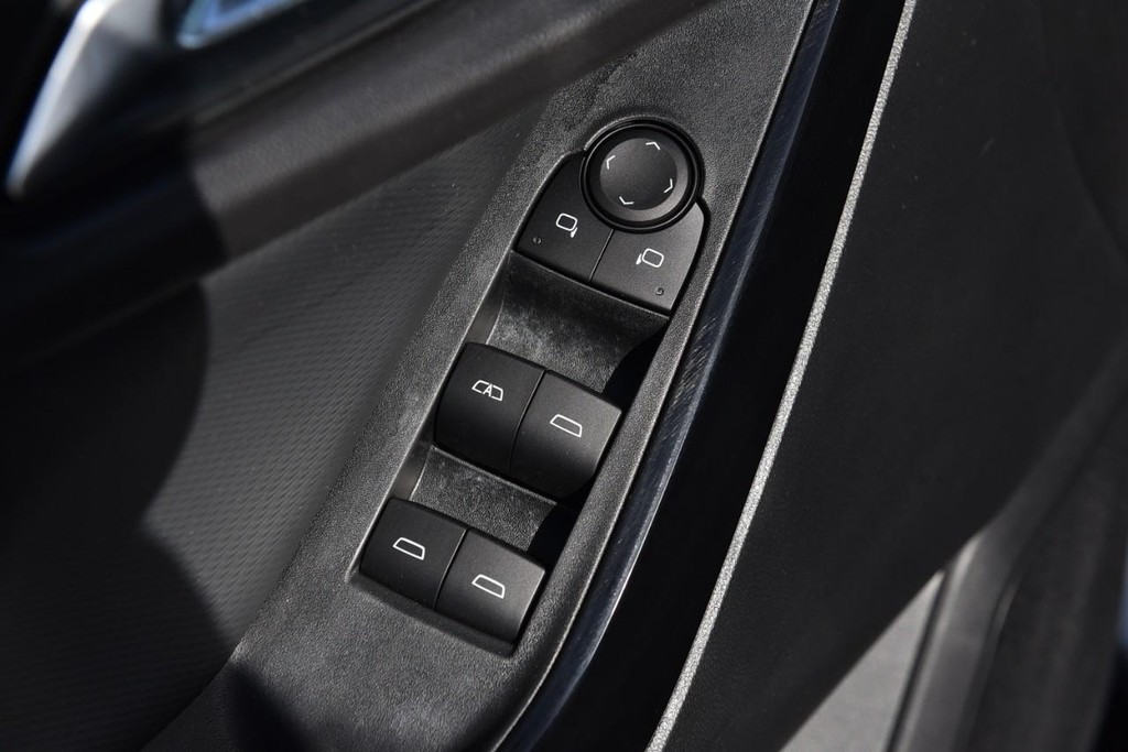 Chevrolet Equinox Vehicle Full-screen Gallery Image 8