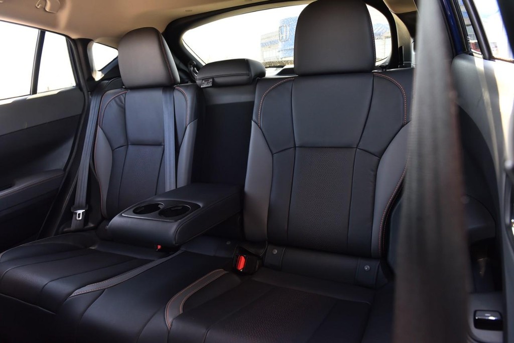 Subaru Crosstrek Vehicle Full-screen Gallery Image 21