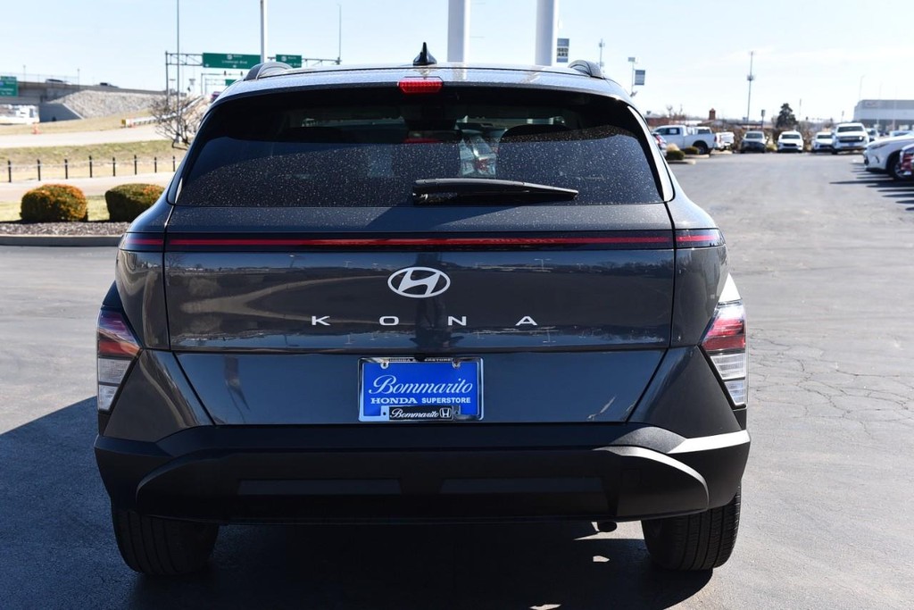 Hyundai Kona Vehicle Full-screen Gallery Image 6