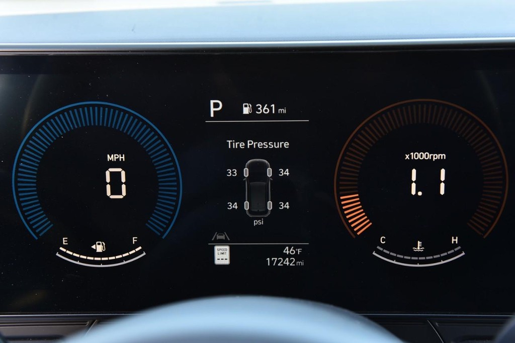 Hyundai Kona Vehicle Full-screen Gallery Image 11