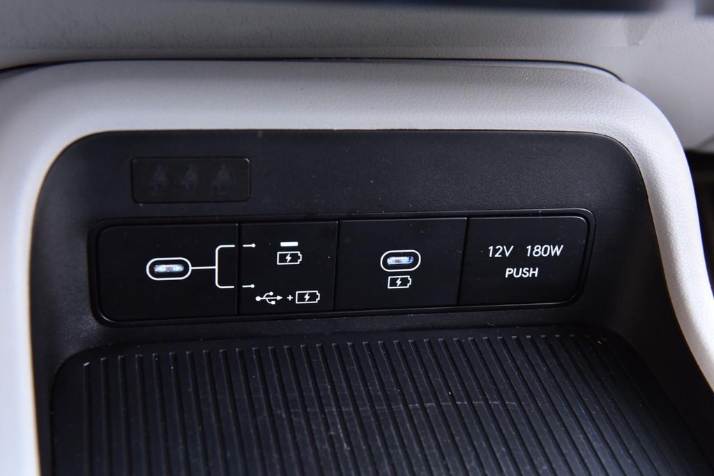 Hyundai Kona Vehicle Full-screen Gallery Image 15