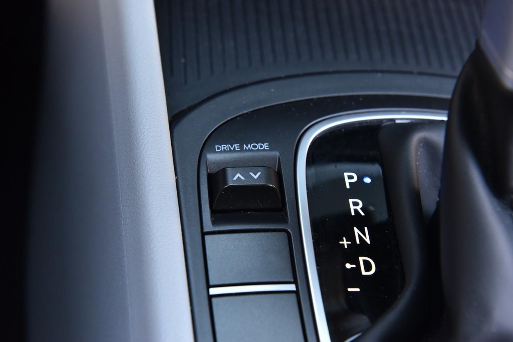 Hyundai Kona Vehicle Full-screen Gallery Image 16