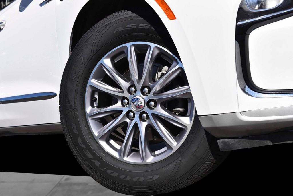 Buick Enclave Vehicle Full-screen Gallery Image 3