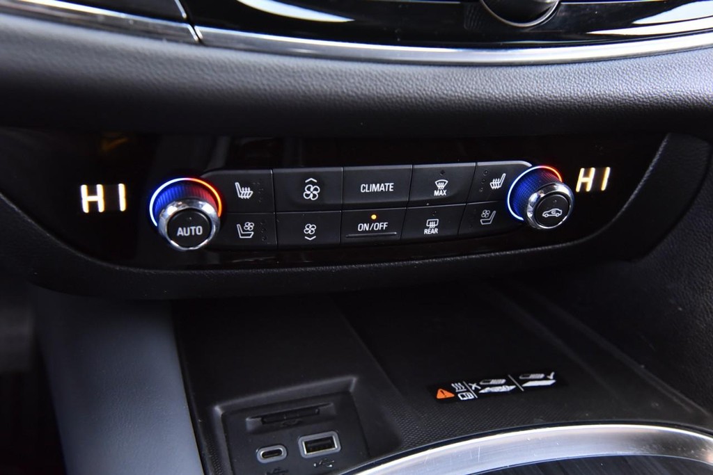 Buick Enclave Vehicle Full-screen Gallery Image 19