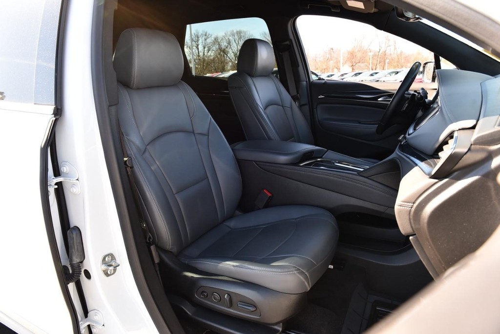 Buick Enclave Vehicle Full-screen Gallery Image 24