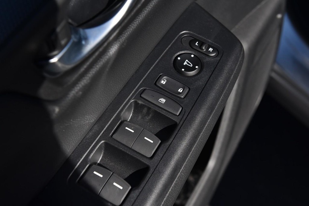 Honda CR-V Hybrid Vehicle Full-screen Gallery Image 8