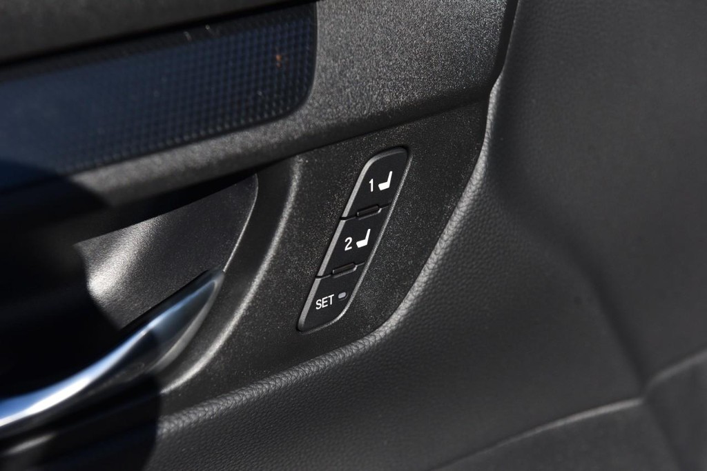 Honda CR-V Hybrid Vehicle Full-screen Gallery Image 9