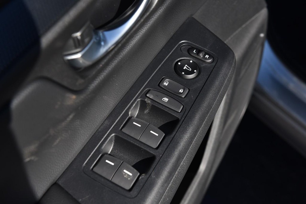 Honda CR-V Hybrid Vehicle Full-screen Gallery Image 8