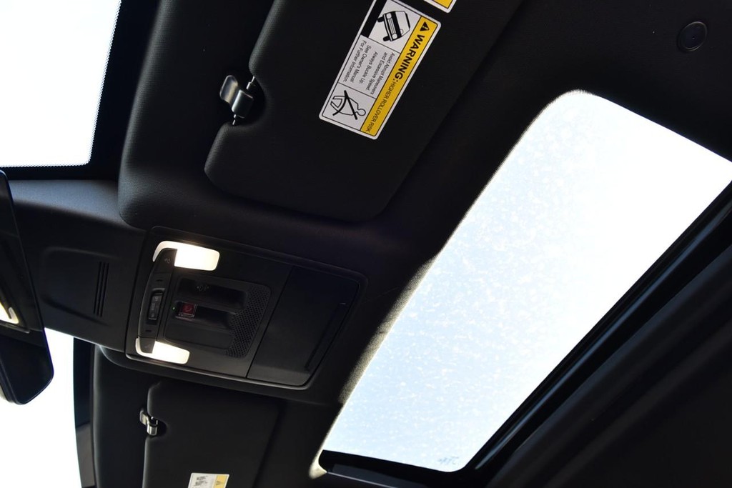 Honda CR-V Hybrid Vehicle Full-screen Gallery Image 24