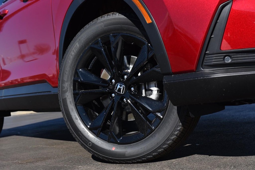 Honda CR-V Hybrid Vehicle Full-screen Gallery Image 3