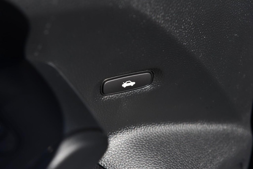 Honda Civic Sedan Hybrid Vehicle Full-screen Gallery Image 9