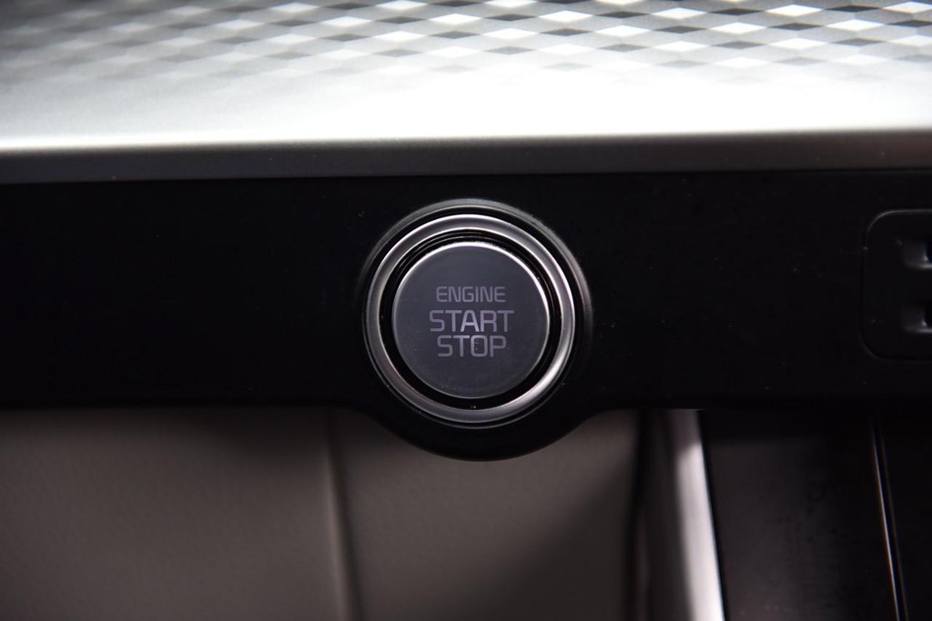 Kia Carnival Vehicle Image 17