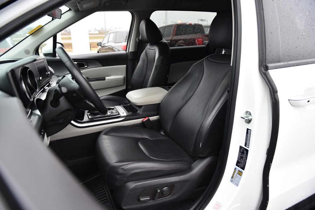 Kia Carnival Vehicle Image 19