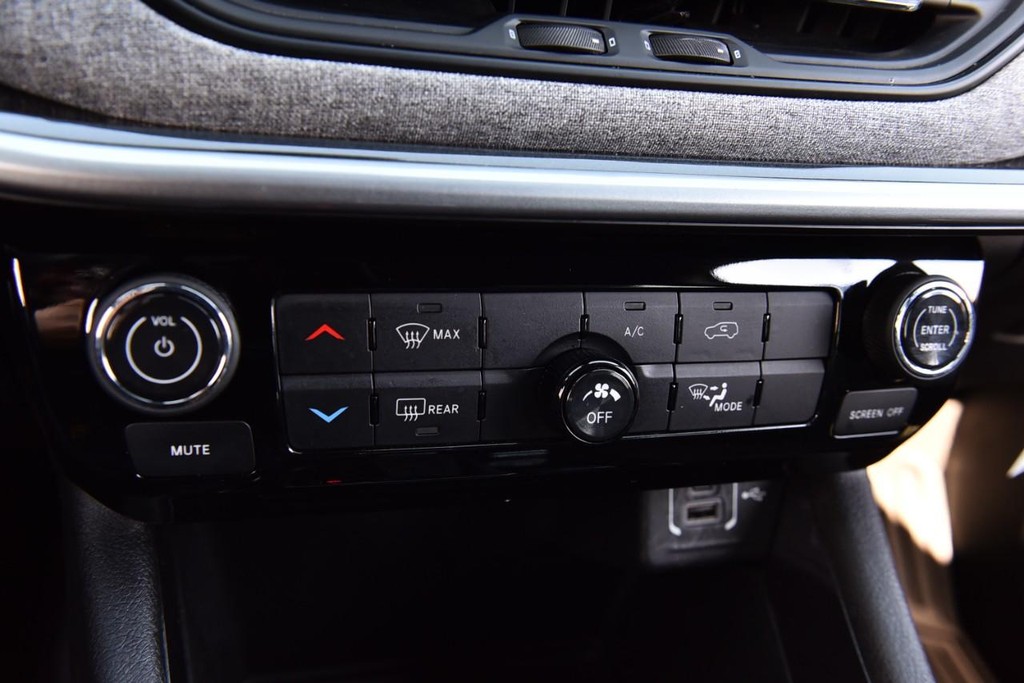 Jeep Compass Vehicle Image 16