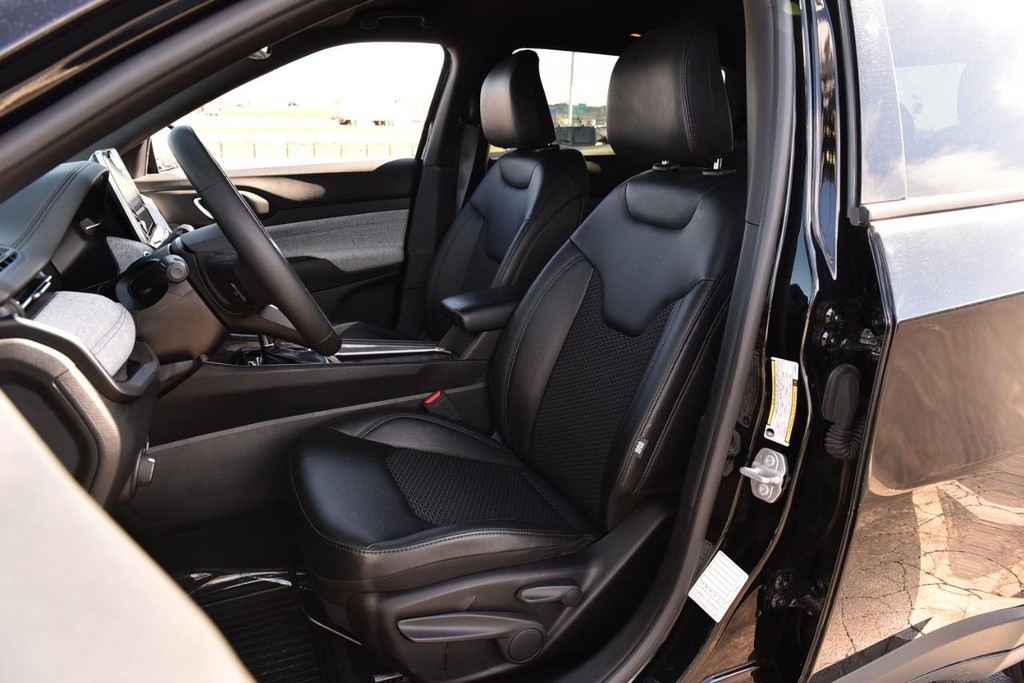 Jeep Compass Vehicle Image 21