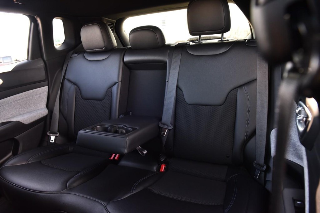 Jeep Compass Vehicle Image 23