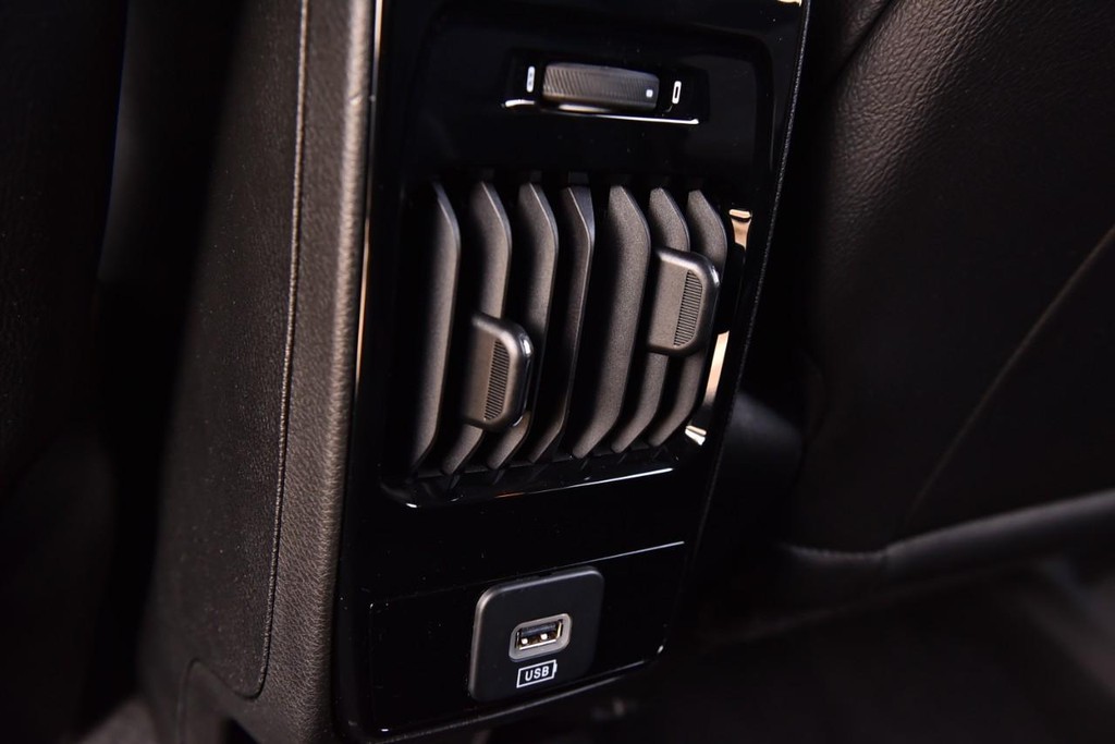 Jeep Compass Vehicle Image 24