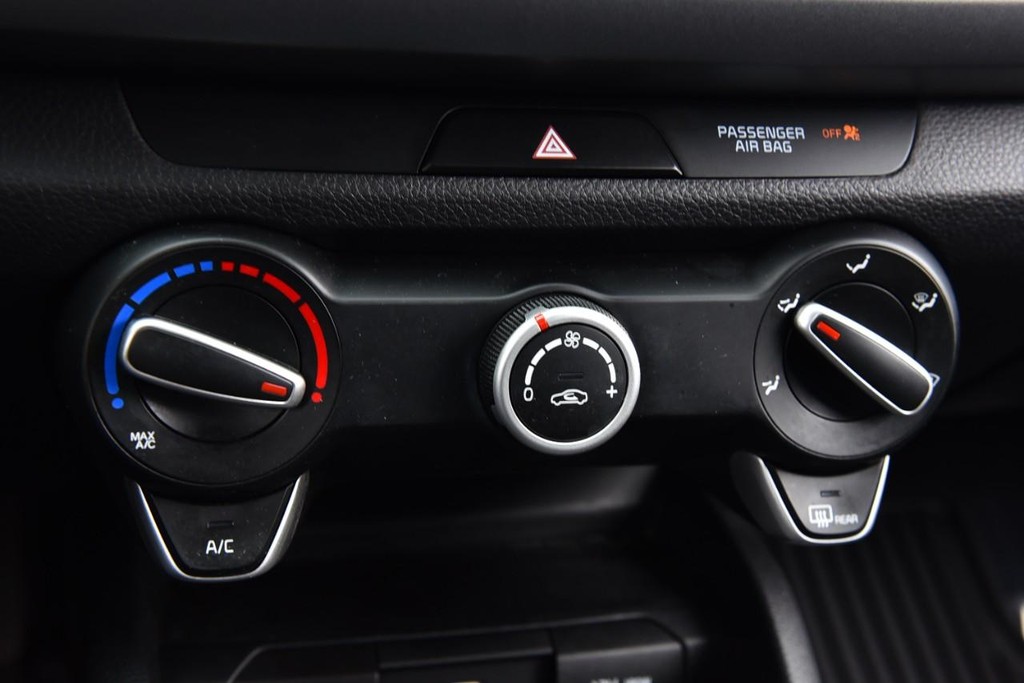 Kia Rio Vehicle Image 13