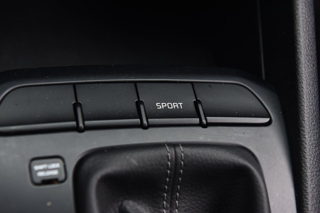 Kia Rio Vehicle Image 15