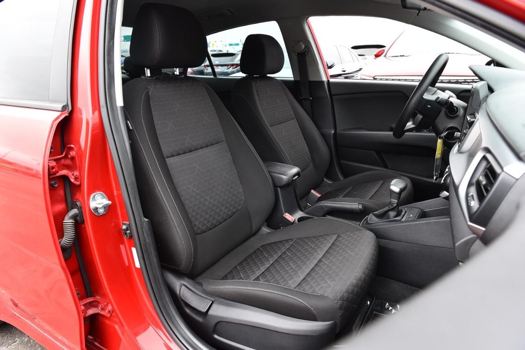 Kia Rio Vehicle Image 18