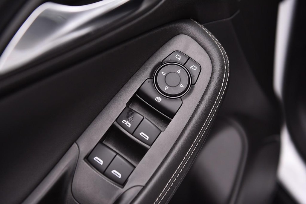 Buick Encore GX Vehicle Full-screen Gallery Image 08