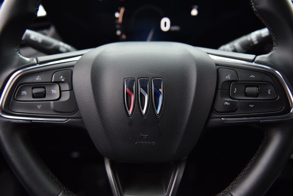 Buick Encore GX Vehicle Full-screen Gallery Image 18
