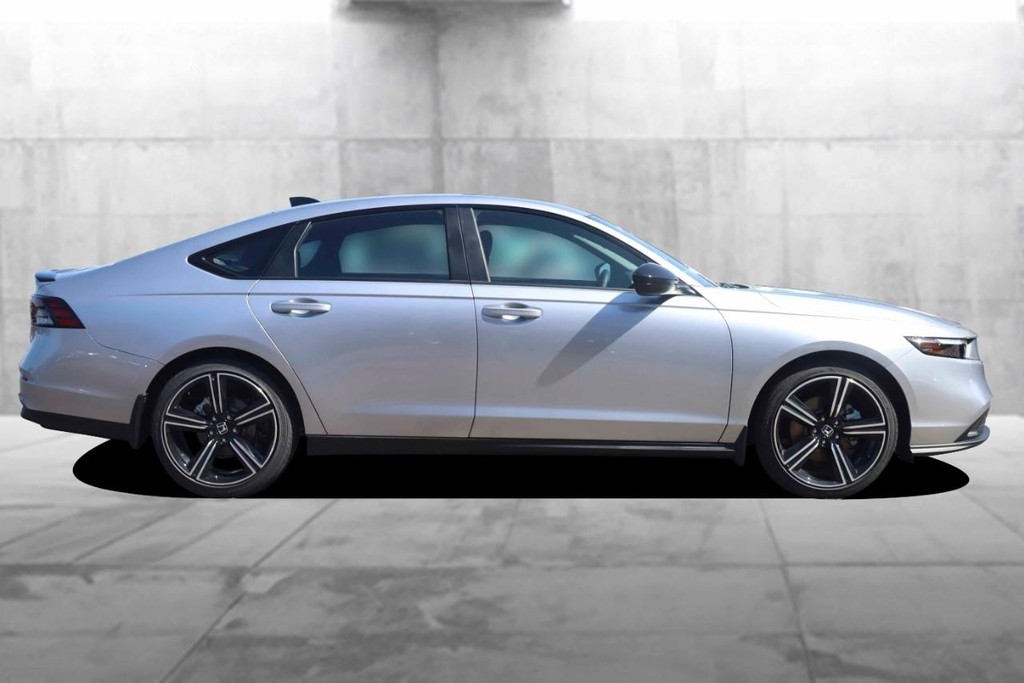 Honda Accord Hybrid Vehicle Full-screen Gallery Image 5