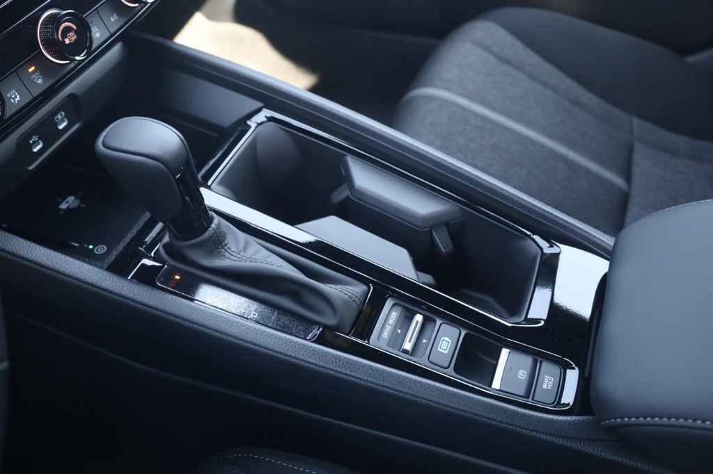 Honda Accord Hybrid Vehicle Full-screen Gallery Image 17