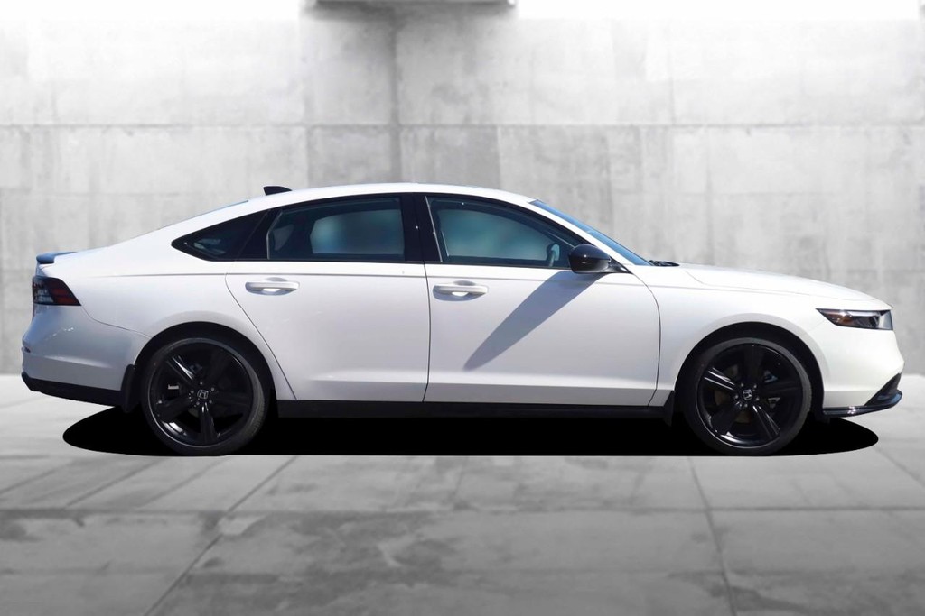 Honda Accord Hybrid Vehicle Full-screen Gallery Image 5