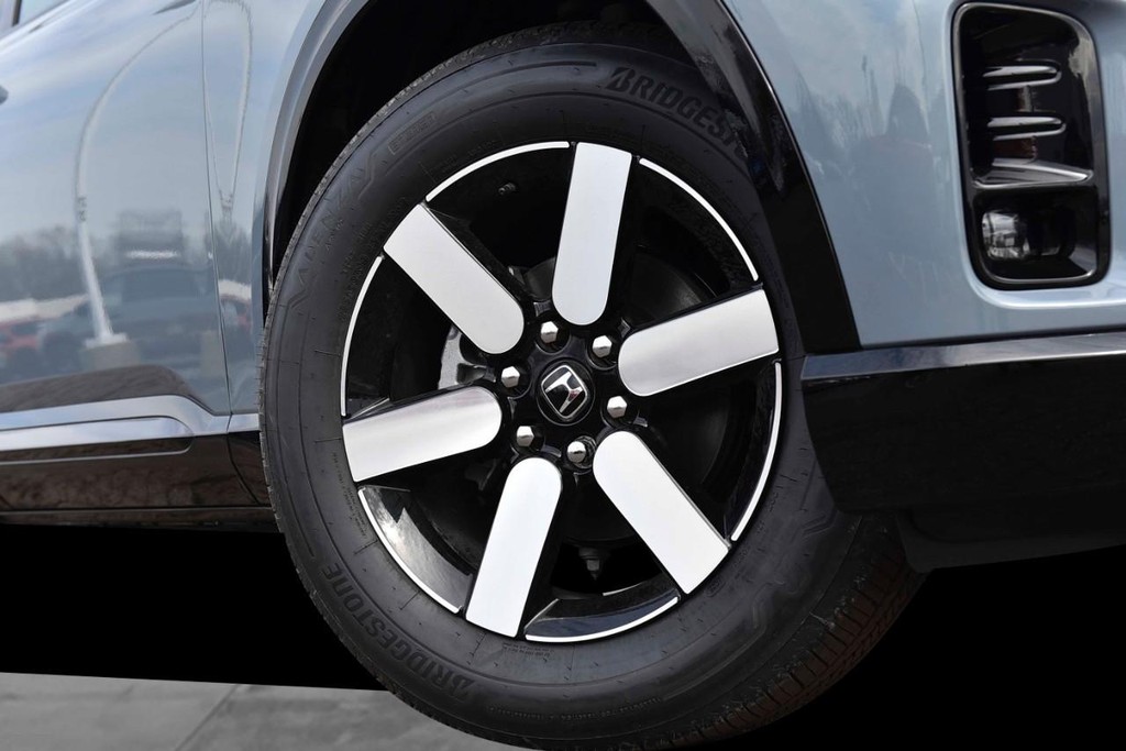 Honda Prologue Vehicle Full-screen Gallery Image 3