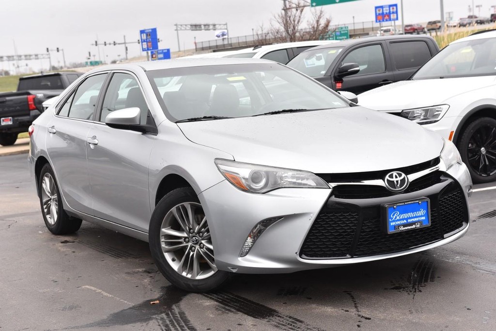 Toyota Camry Vehicle Full-screen Gallery Image 2